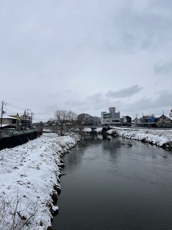 011｜春の雪（川辺の色が）