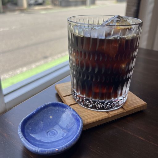 アイスコーヒーと陶器豆皿